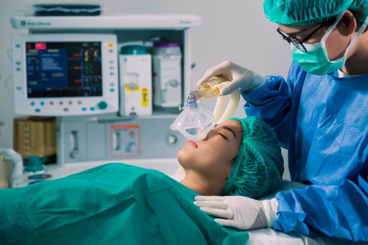 Anesthésiste donnant l'anesthésie au patient