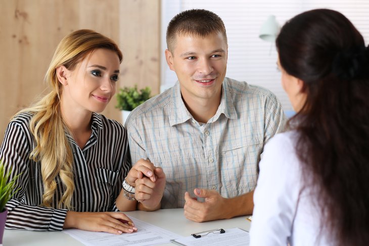 Rencontre de couple avec l'agent de crédit