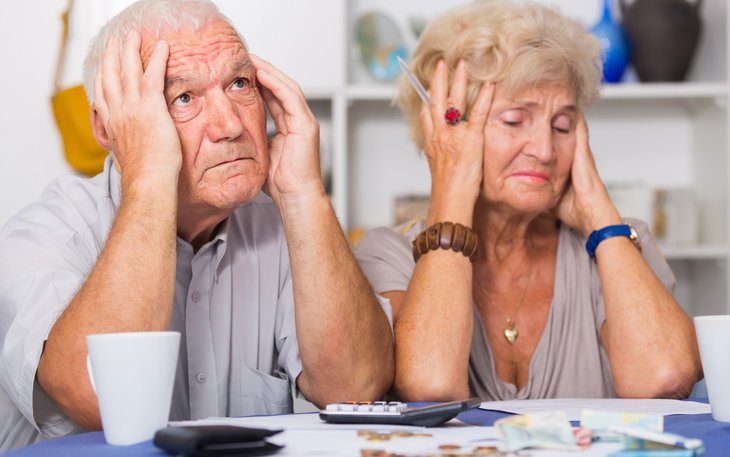 Un couple de seniors stressé par la Sécurité sociale
