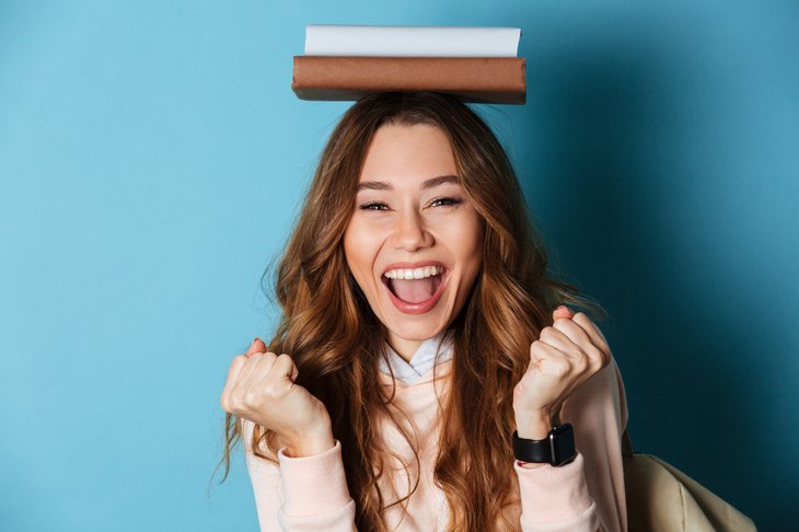 Femme avec des livres