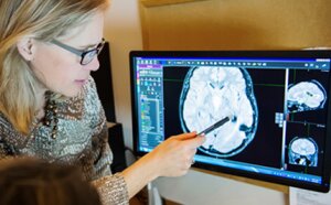 Le Dr Torunn Yock examine l'image du cerveau pour planifier une radiothérapie. 