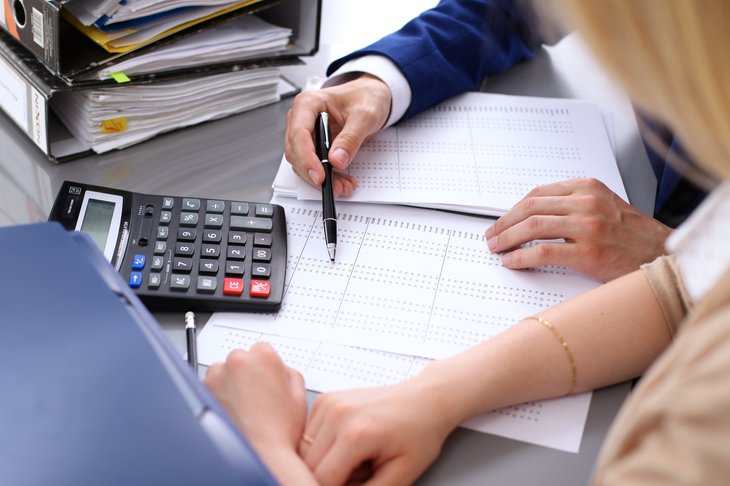 Une femme travaille sur ses impôts avec un comptable