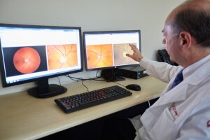 Le Dr L. Jay Katz, chirurgien du glaucome et chef du service de glaucome du Wills Eye Hospital, évalue les images des yeux d'un patient par télémédecine.