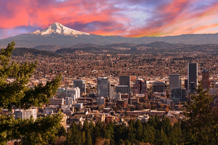 Vue aérienne de Portland avec le mont Hood en arrière-plan.