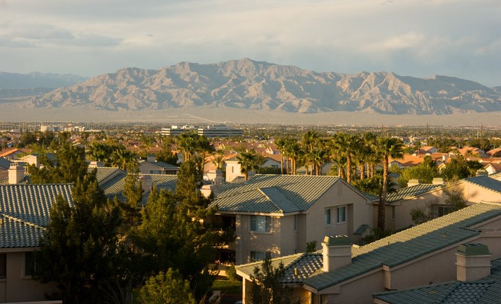 Quartier de Las Vegas avec des collines désertiques au-delà.