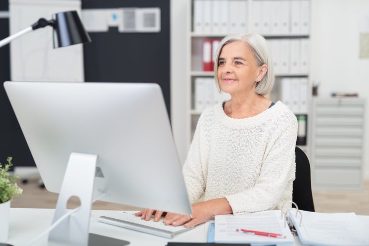 Senior travaillant dans un bureau