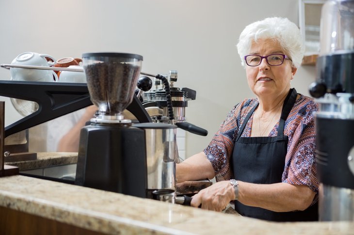 Femme aînée travaillant dans un café