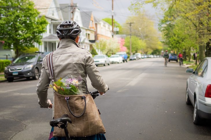 Femme faisant du vélo