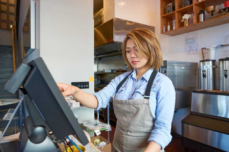 travailleur de café à un registre