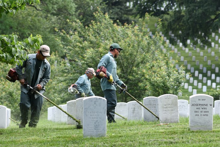 Travailleurs au cimetière d'Arlington, Virginie