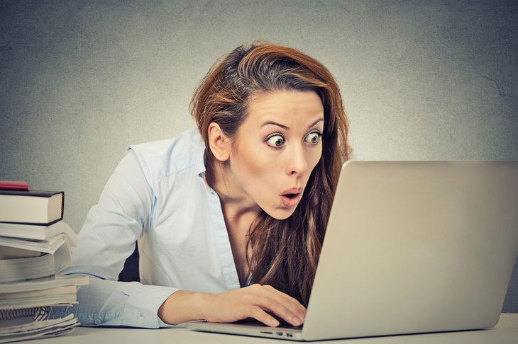 Femme choquée devant son ordinateur portable