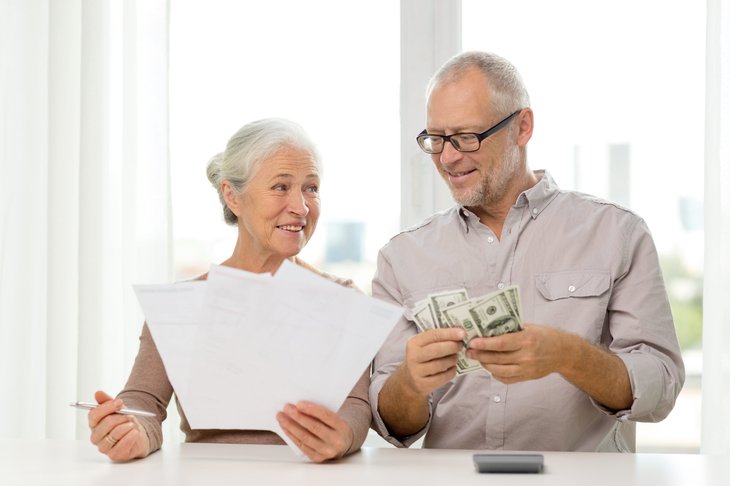 Les personnes âgées avec de l'argent et de la paperasse