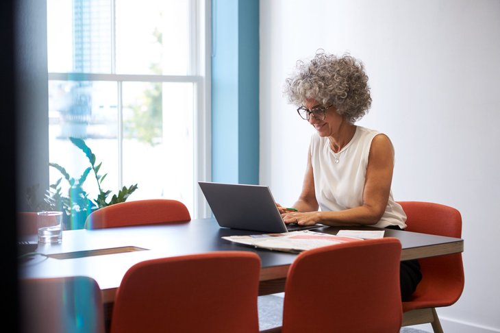Une femme plus âgée travaillant sur un ordinateur portable