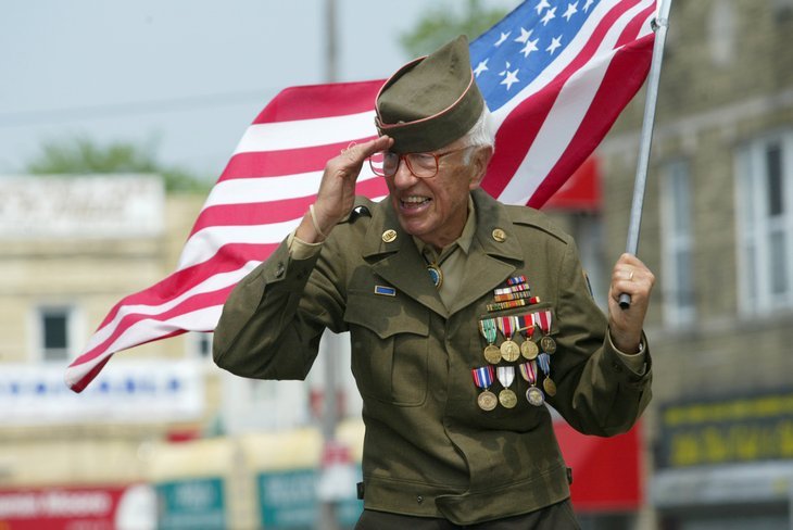 Vétéran américain avec drapeau américain