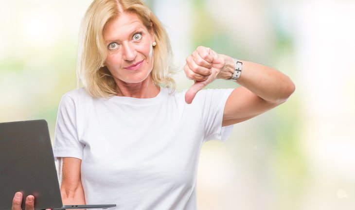 Femme blonde d'âge moyen à l'aide d'un ordinateur