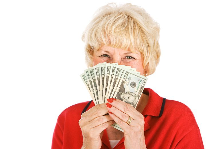 Femme âgée avec de l'argent