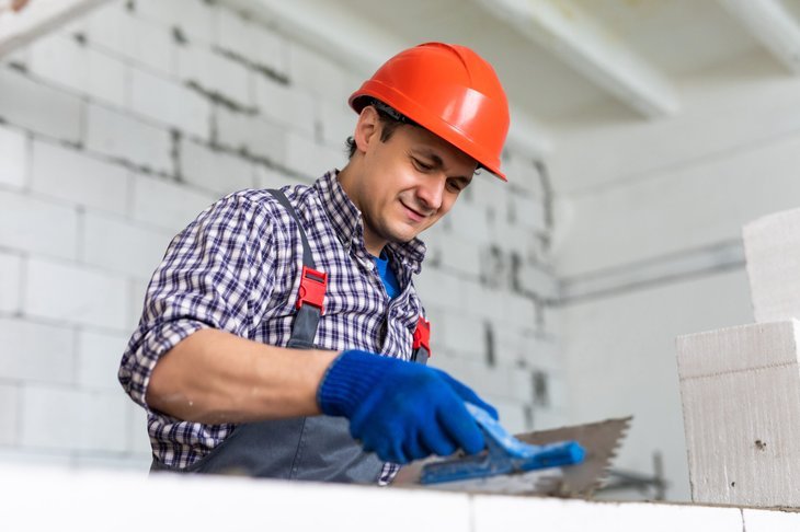 Homme travaillant comme maçon ou maçon