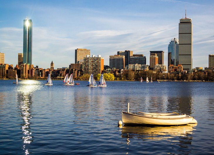 Jour d'été de l'horizon de Boston.