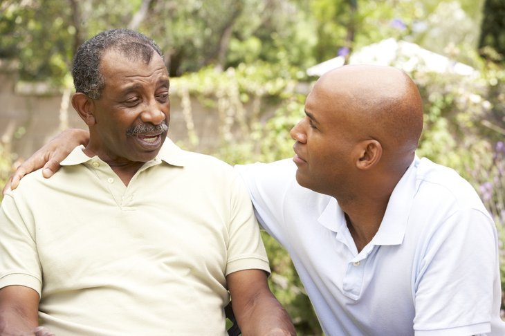 Un père âgé a une conversation sérieuse avec son fils adulte