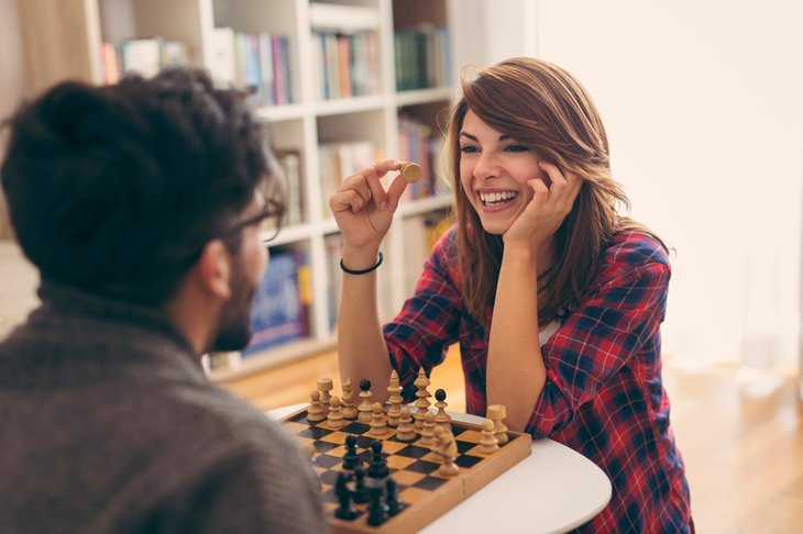 Couple jouant aux échecs