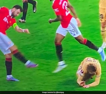 Manchester Uniteds Bruno Fernandes Blasts Ball At Barcelonas Frenkie De
